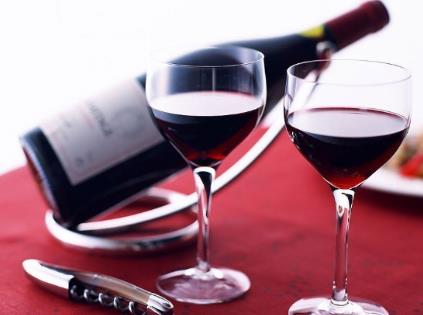 葡萄酒礼仪:如何正确斟酒与敬酒