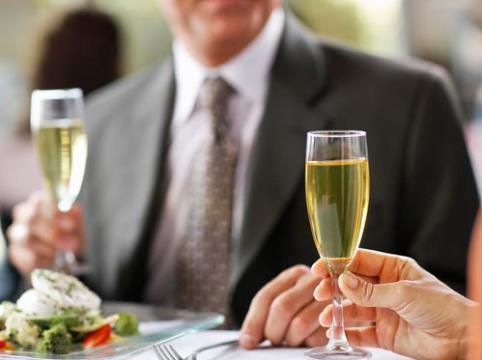 敬酒礼仪:如何向身份更高的人敬酒